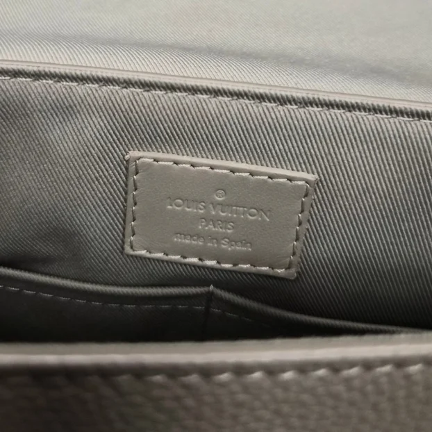 Louis Vuitton Takeoff Messenger (M22505)