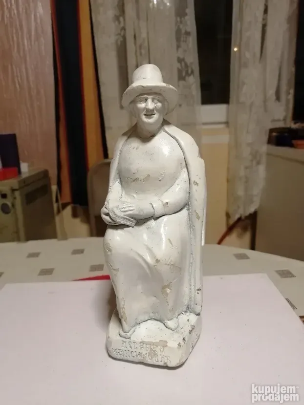 Stara gipsana figura Desanke Maksimović