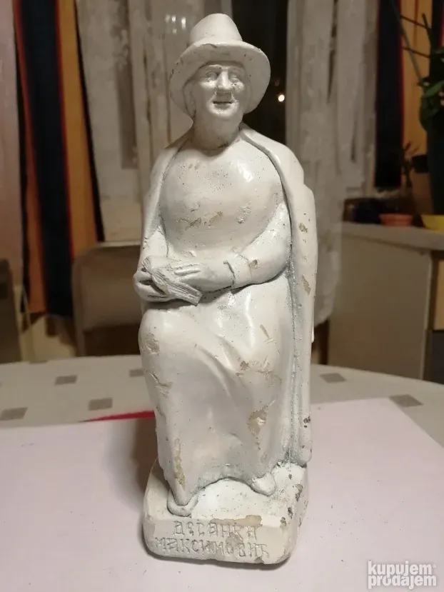 Stara gipsana figura Desanke Maksimović