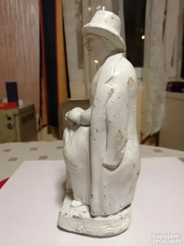 Stara gipsana figura Desanke Maksimović
