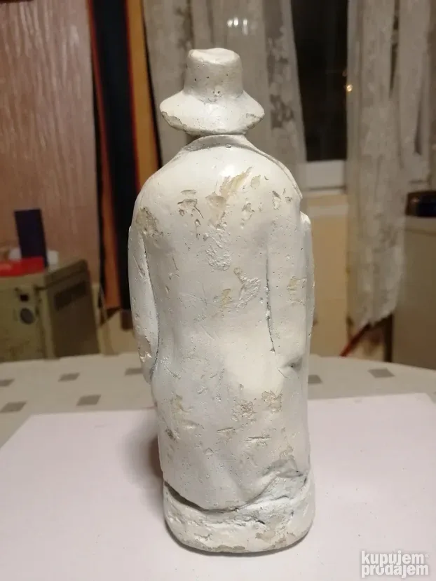 Stara gipsana figura Desanke Maksimović