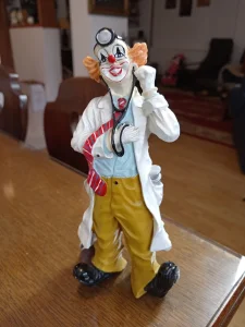 Figura klovna doktora od alabastera vintage veća