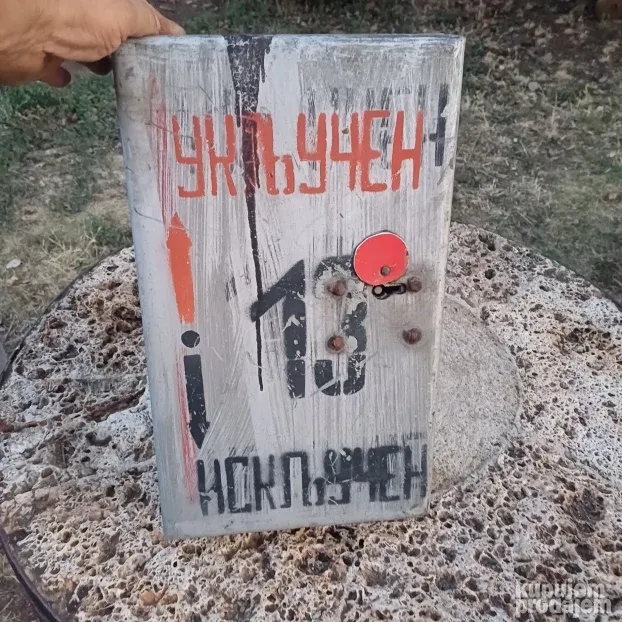Stara metalna kutija 5