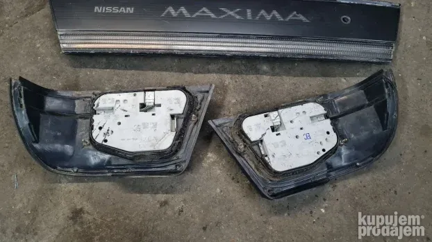 Nissan maxima stop svetlo
