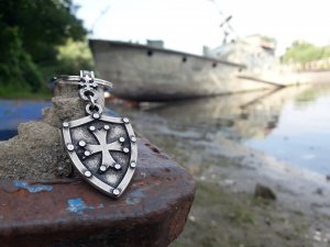 Templarski Krst na stitu privezak,znacka ili ogrlica