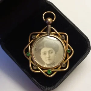 Secesija, Pozlac. foto medaljon dvostran sa Poludr.kame. RR