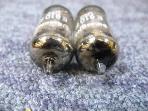 E810F 7788 Hiend NOS Retke Gold Pin Par Zamena