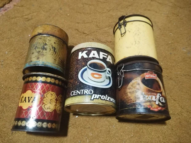Stare  limene kutije za kafu i supu