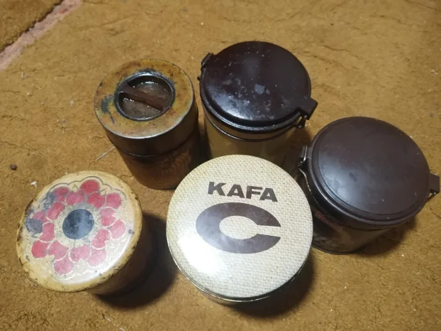Stare  limene kutije za kafu i supu