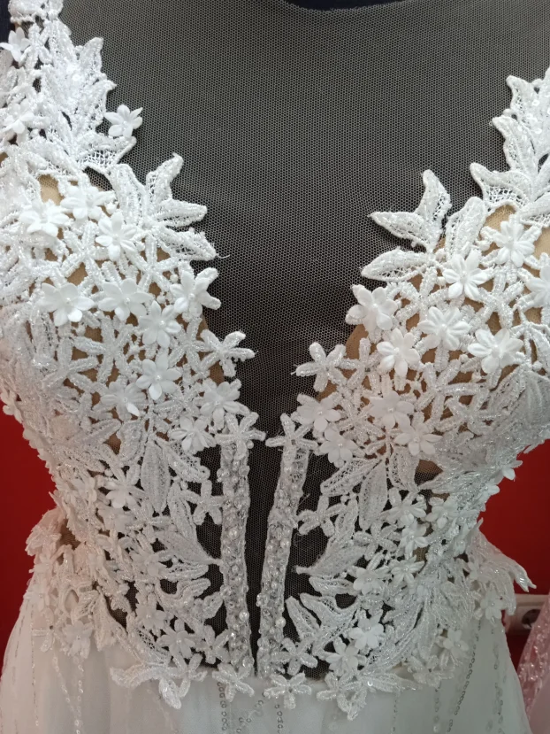 Venčanica sa romantičnim korsetom i svedenom suknjom