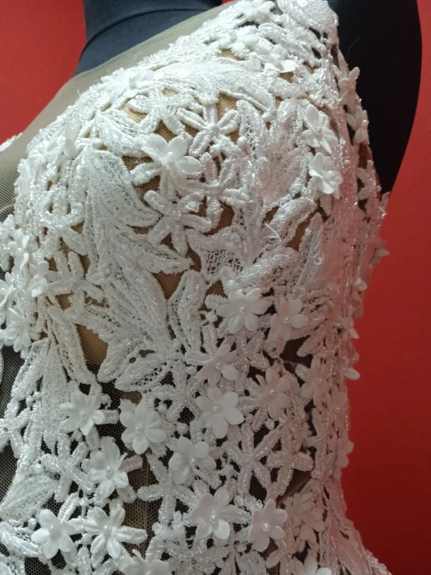 Venčanica sa romantičnim korsetom i svedenom suknjom