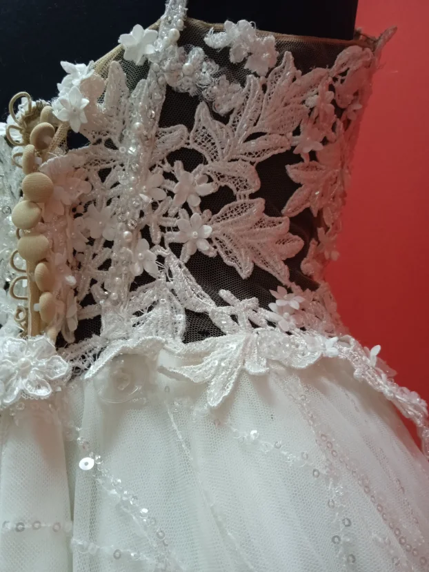 Venčanica sa romantičnim korsetom i svedenom suknjom