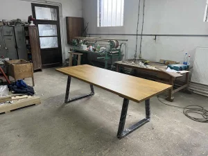 Trpezarijski sto od punog drveta hrast