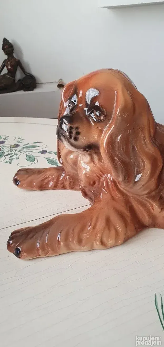 Velika porculanska figura psa