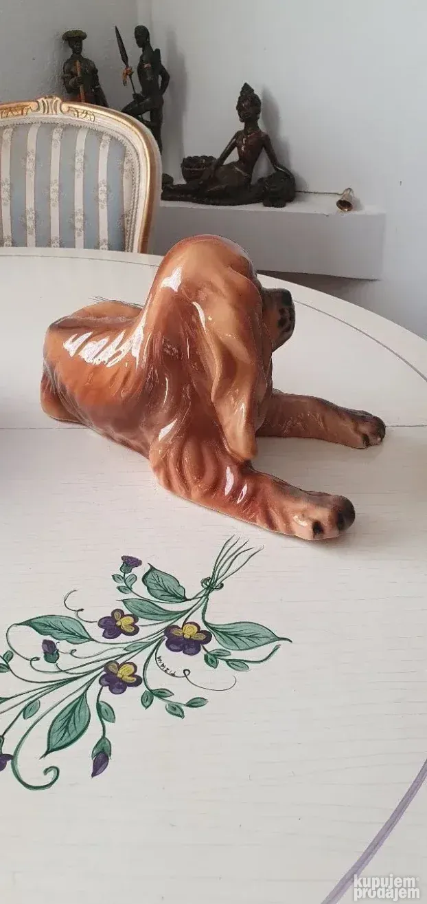 Velika porculanska figura psa