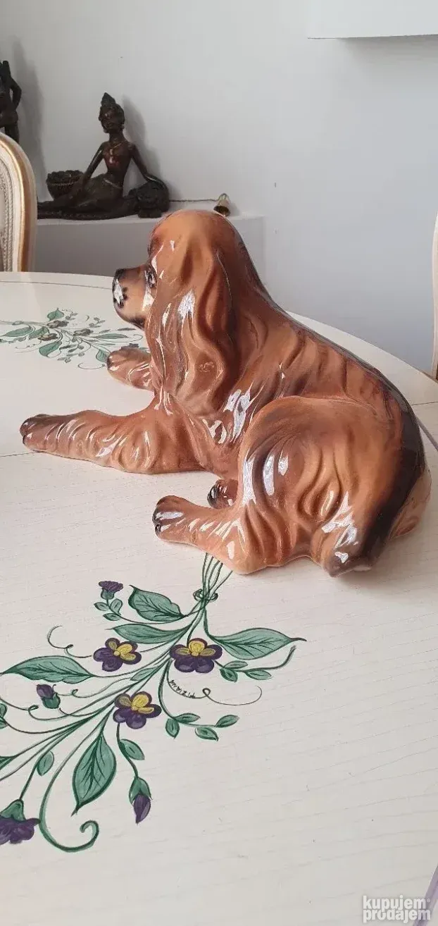 Velika porculanska figura psa