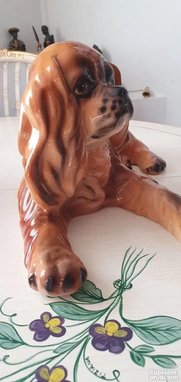 Velika porculanska figura psa