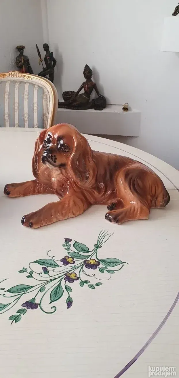 Velika porculanska figura psa