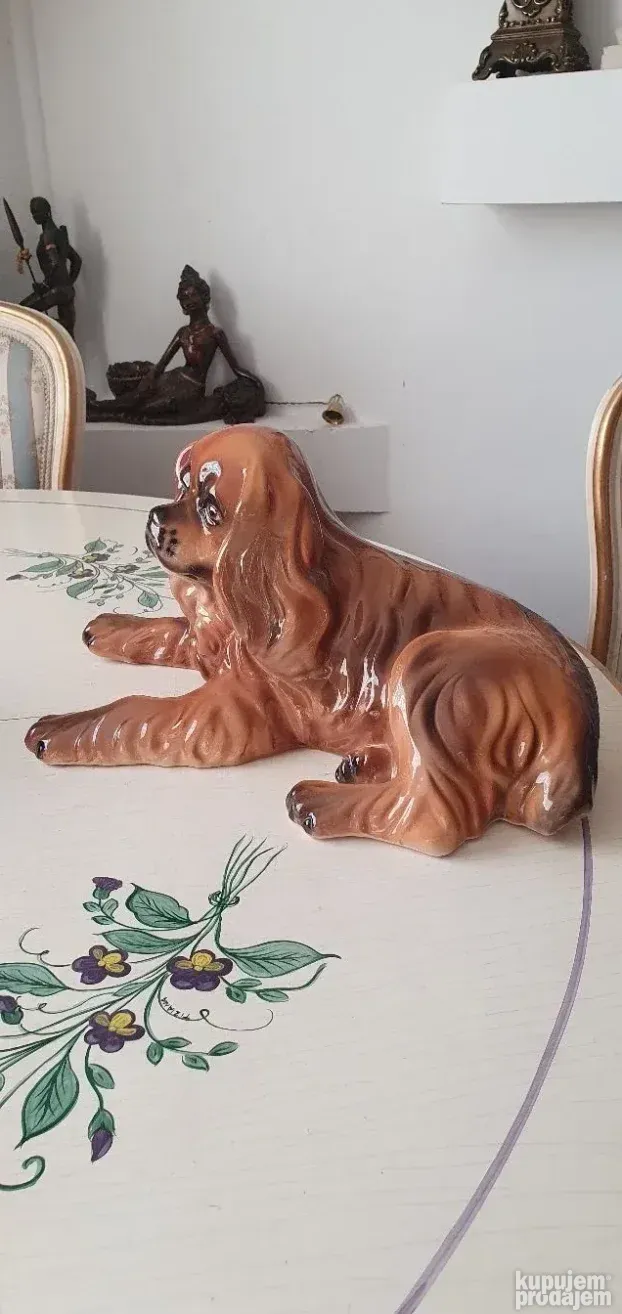 Velika porculanska figura psa