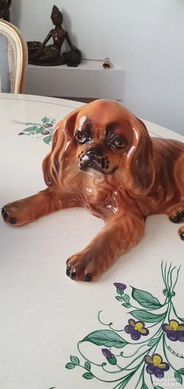 Velika porculanska figura psa
