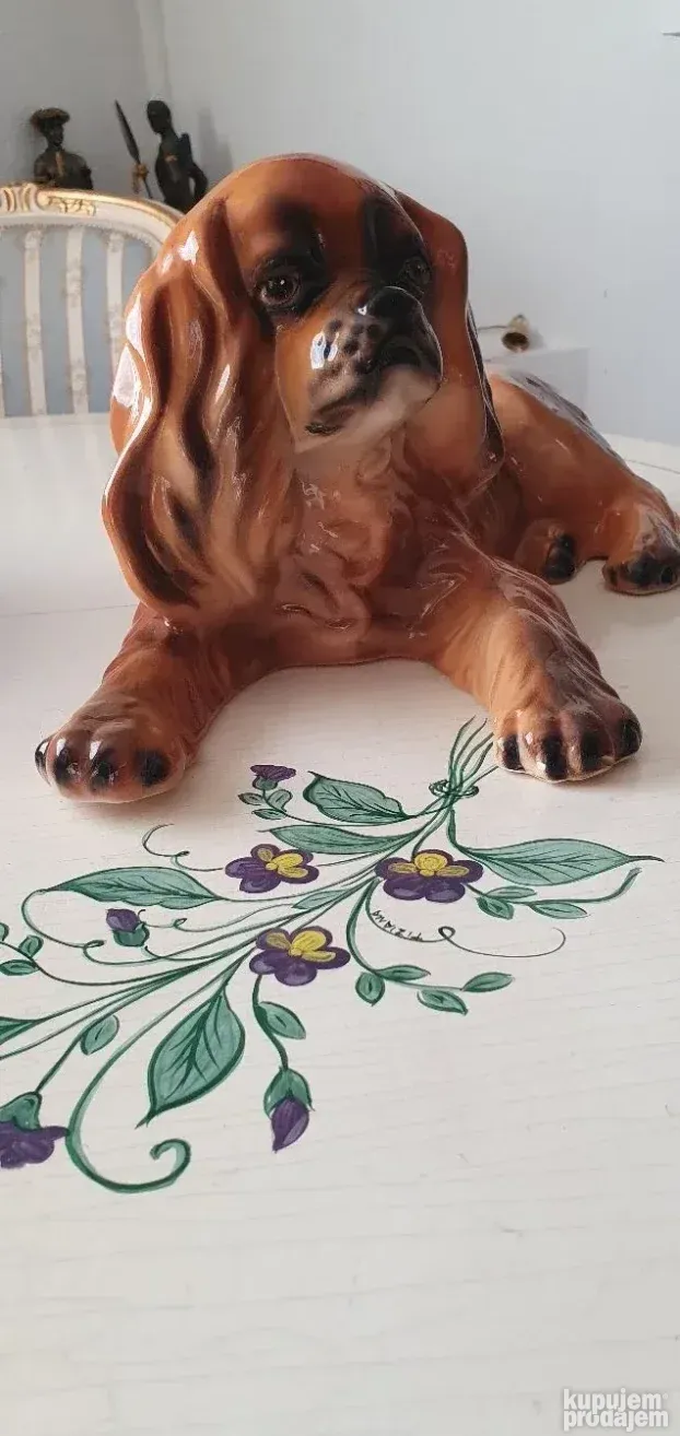 Velika porculanska figura psa
