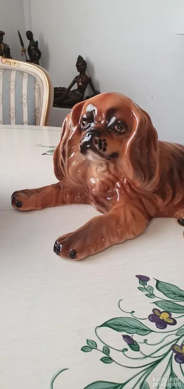 Velika porculanska figura psa