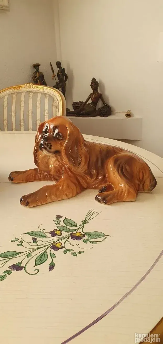 Velika porculanska figura psa