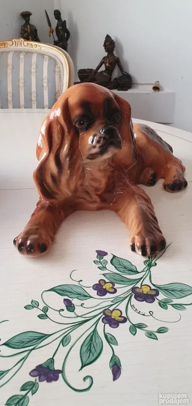 Velika porculanska figura psa