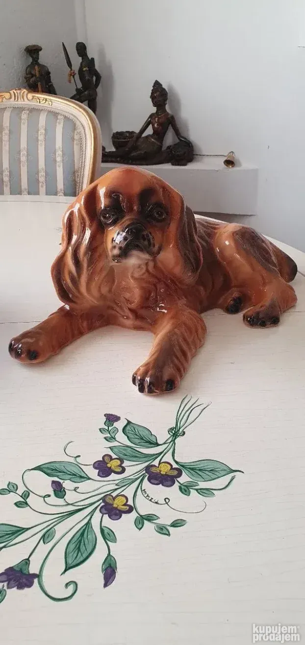 Velika porculanska figura psa