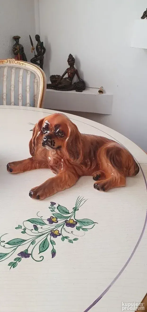 Velika porculanska figura psa