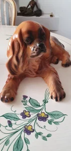 Velika porculanska figura psa