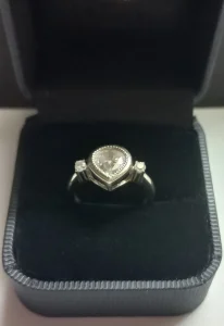 Antikvarni Srebrni prsten "Suza" sa Prelepim kristalom