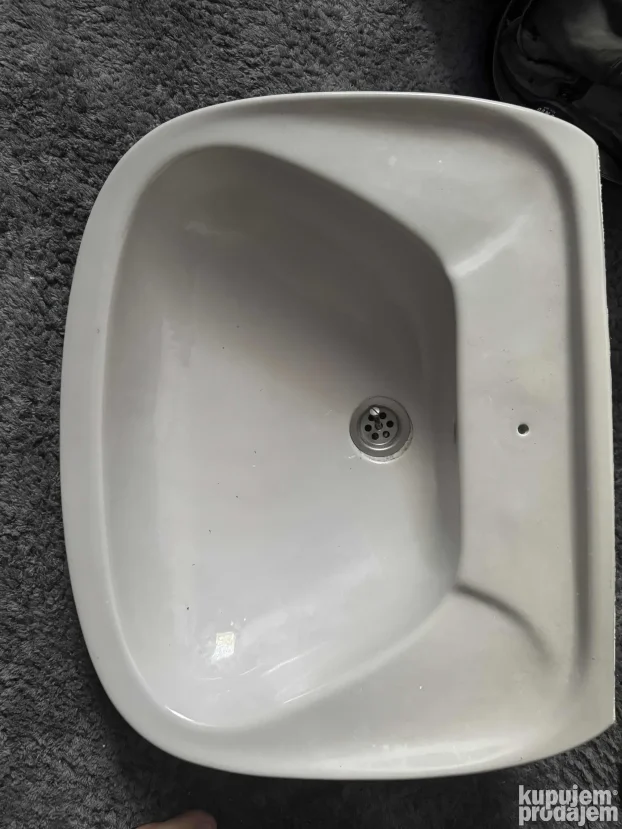 2 lavabo i ormaric sa staklom