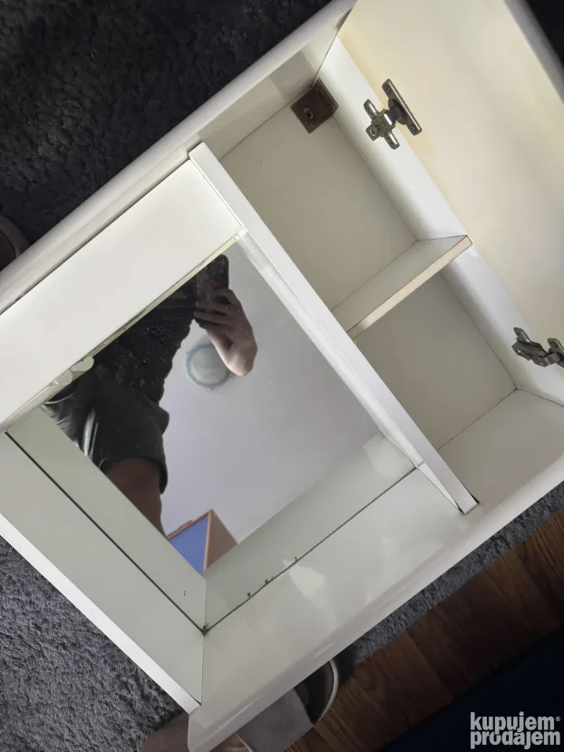 2 lavabo i ormaric sa staklom