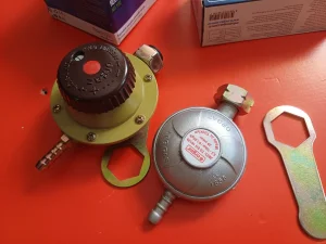 Regulator visokog pritiska stelujuci regulator
