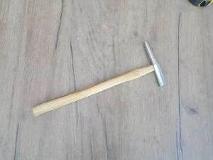 Čekić tapetarski sa magnetom