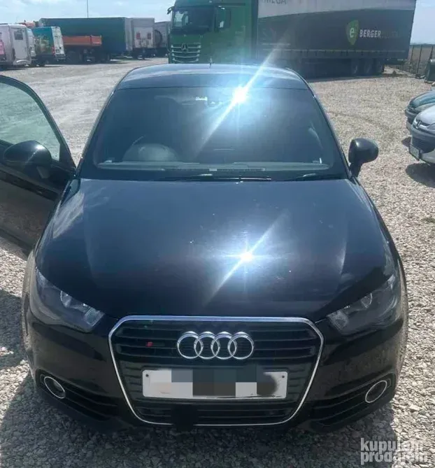 Audi A1 2010-14.g. kupe desna vrata odlicno stanje