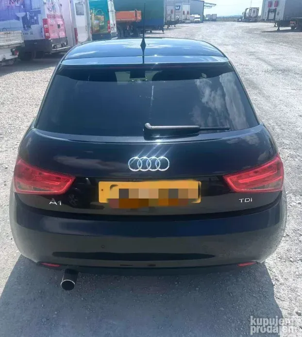 Audi A1 2010-14.g. kupe desna vrata odlicno stanje