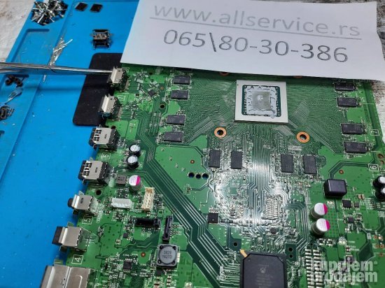 Zamena HDMI konektora porta na Xbox One S konzoli.