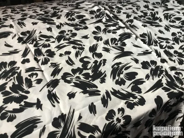 MATERIJAL za šivenje, nov, beo sa crnim cvetovima, 245x115cm