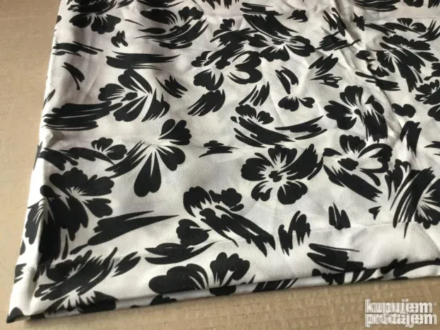 MATERIJAL za šivenje, nov, beo sa crnim cvetovima, 245x115cm