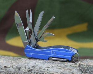 verz. P58 - SVAJCARAC sa 11 alata plavi mat