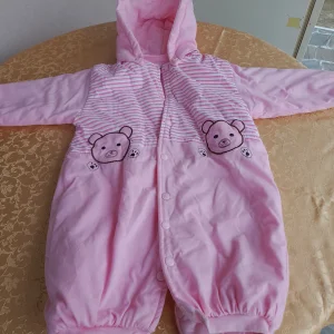 Roze pamučni skafander za devojčicu uzrasta 1 god