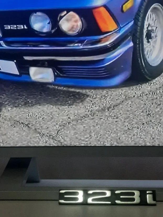BMW 323i znak