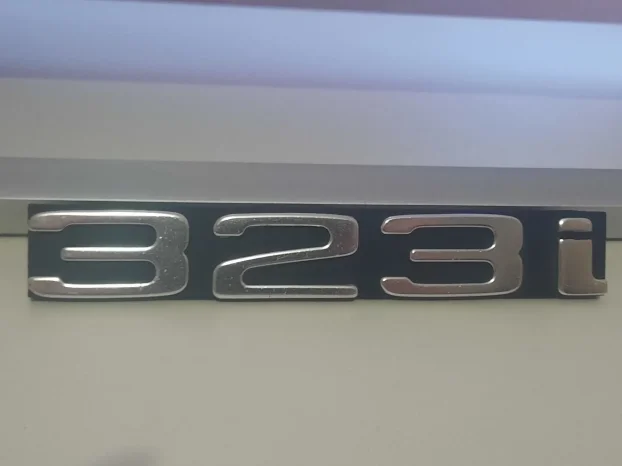 BMW 323i znak