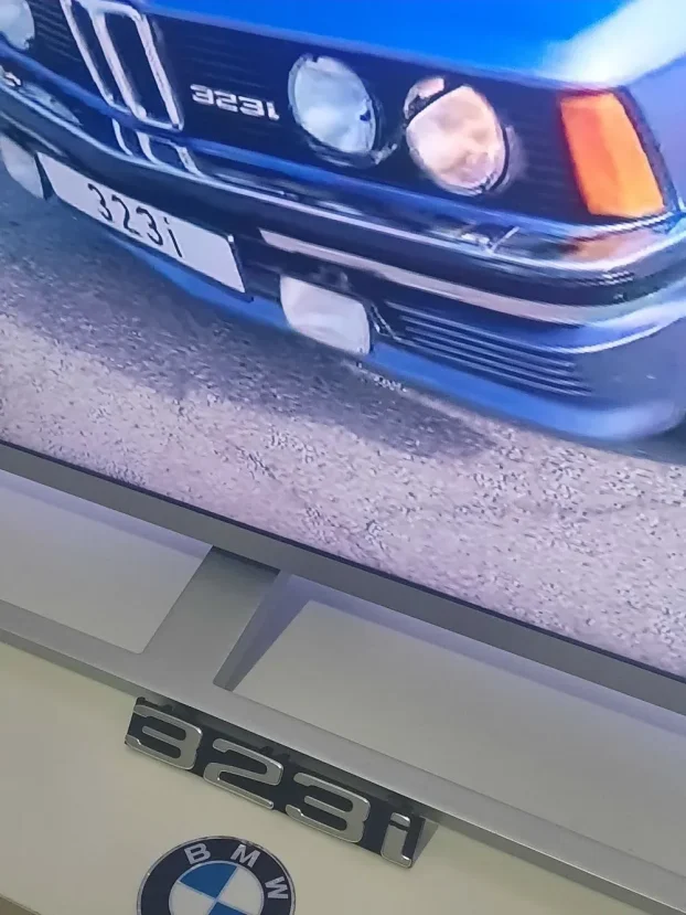 BMW 323i znak