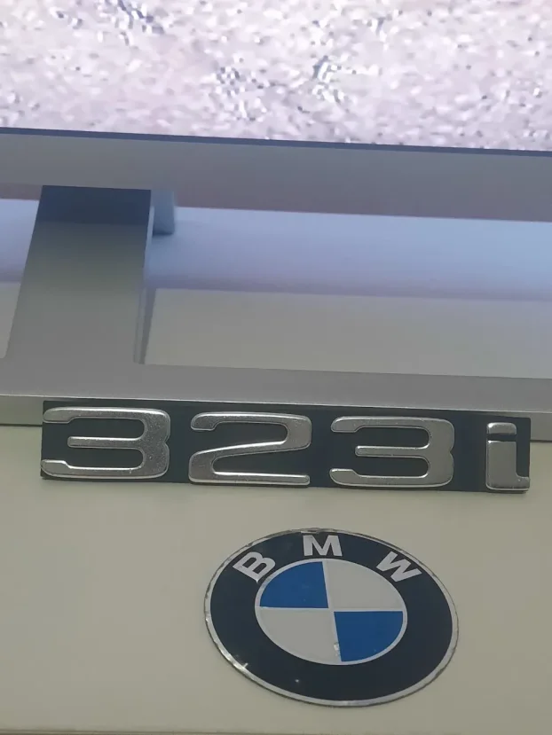 BMW 323i znak