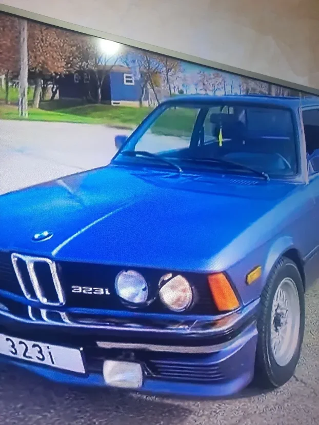 BMW 323i znak
