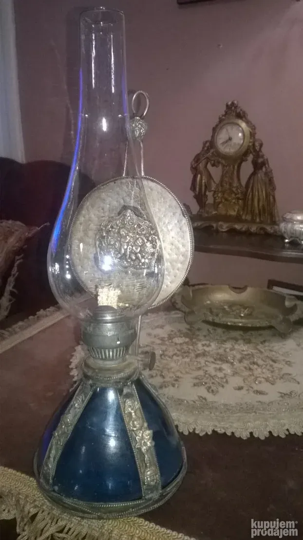 Antikvarna petrolejska lampa