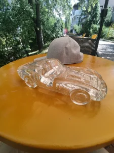 veliki stakleni sportski automobil